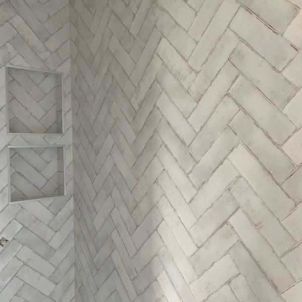 Carrelage de salle de bain en chevrons